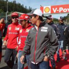 Kamui Kobayashi junto a los pilotos de Ferrari