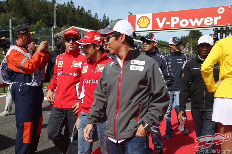 Kamui Kobayashi junto a los pilotos de Ferrari