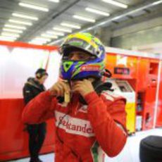 Felipe Massa se pone el casco para subir a su Ferrari