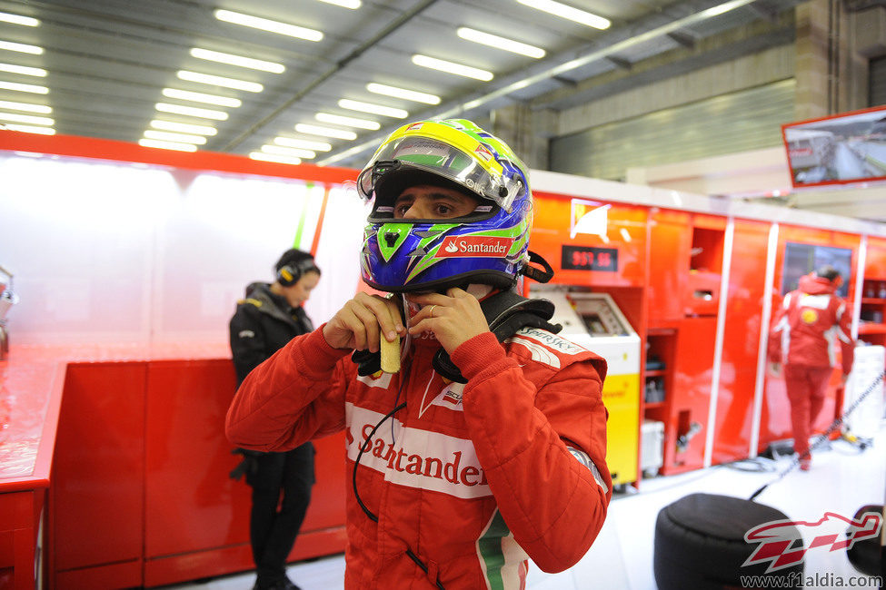 Felipe Massa se pone el casco para subir a su Ferrari