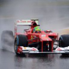 Felipe Massa sobre el asfalto mojado de Spa-Francorchamps