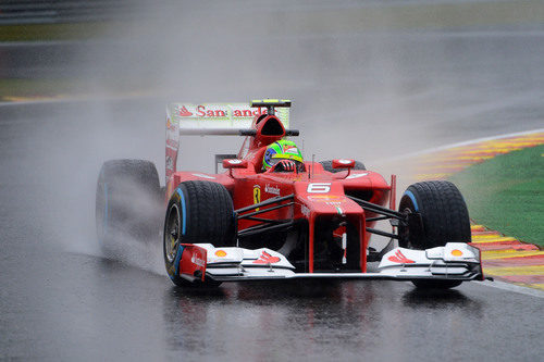Felipe Massa sobre el asfalto mojado de Spa-Francorchamps