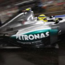 Nico Rosberg sale de boxes durante los libres del viernes