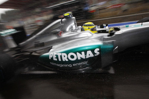 Nico Rosberg sale de boxes durante los libres del viernes