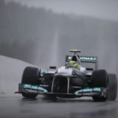 Nico Rosberg entrando a boxes en los mojados libres del viernes