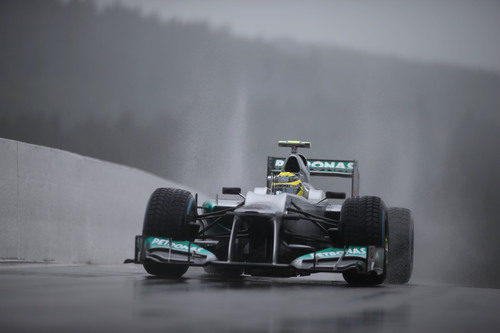 Nico Rosberg entrando a boxes en los mojados libres del viernes