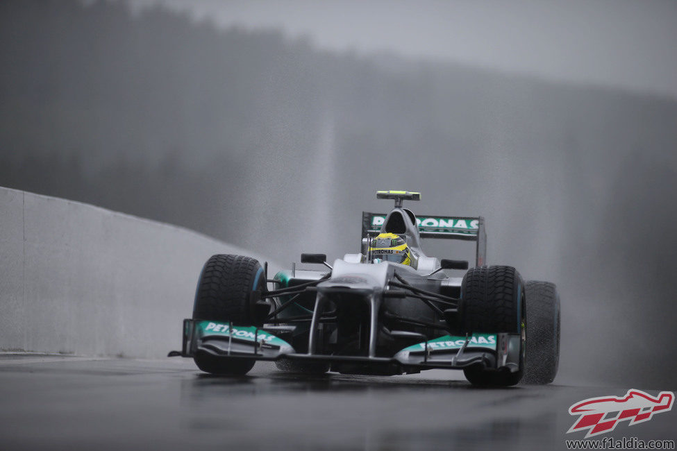 Nico Rosberg entrando a boxes en los mojados libres del viernes