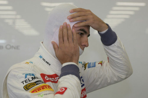 Sergio Pérez se prepara para salir a rodar en los libres de Spa