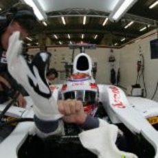 Kamui Kobayashi se pone los guantes en el interior de su Sauber