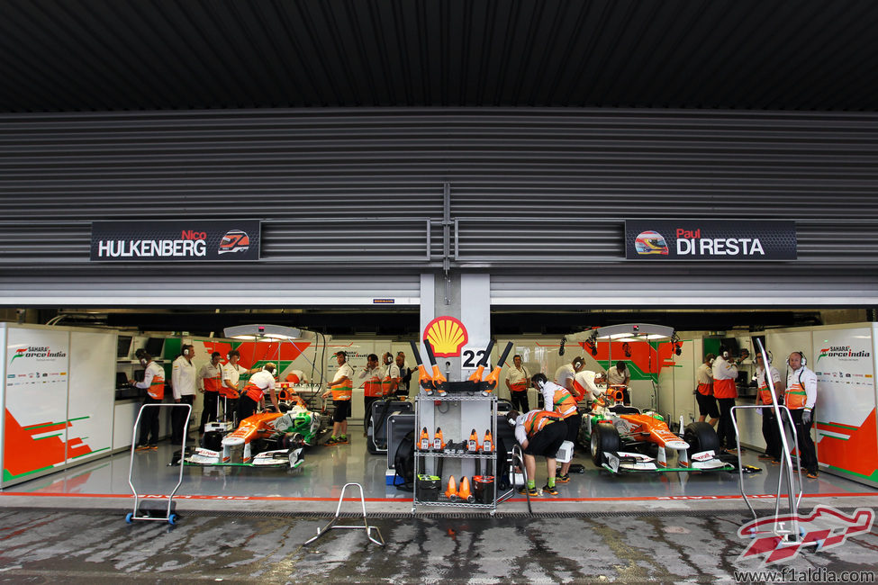 El garaje de Force India durante los libres del viernes