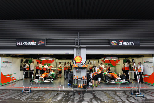 El garaje de Force India durante los libres del viernes