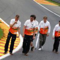 Los chicos de Force India suben Eau Rouge reconociendo el circuito