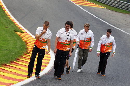 Los chicos de Force India suben Eau Rouge reconociendo el circuito