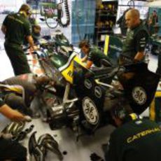 Los mecánicos de Kovalainen reparan en CT01