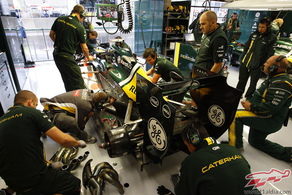 Los mecánicos de Kovalainen reparan en CT01