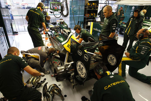 Los mecánicos de Kovalainen reparan en CT01