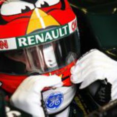 Heikki Kovalainen se ajusta la visera del casco antes de salir a pista