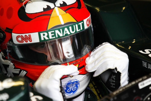 Heikki Kovalainen se ajusta la visera del casco antes de salir a pista