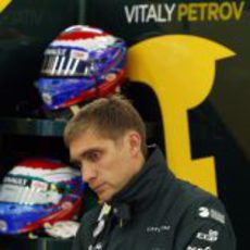 Vitaly Petrov se concentra en su box antes de salir a rodar