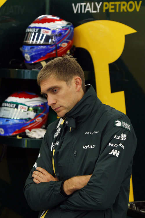 Vitaly Petrov se concentra en su box antes de salir a rodar