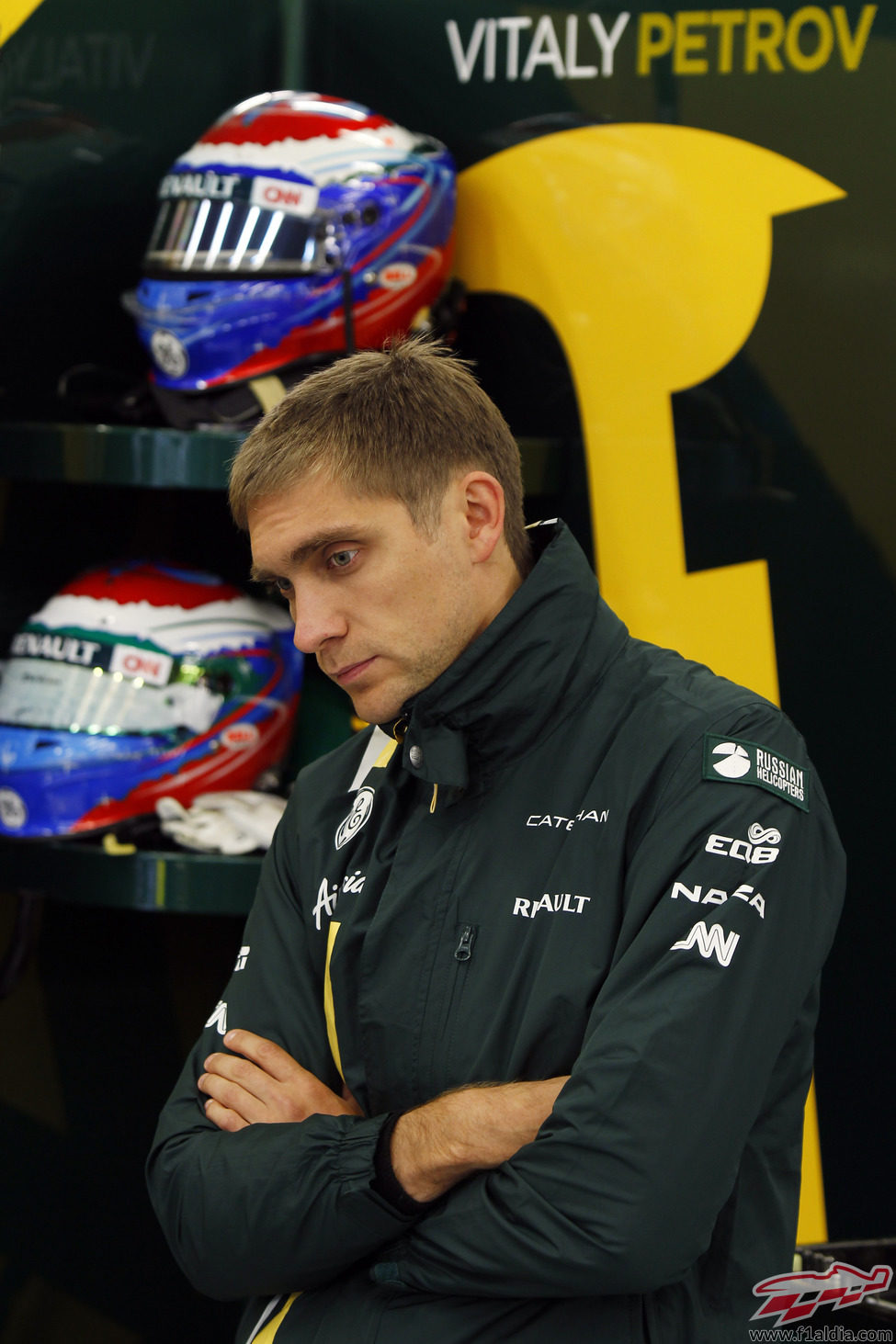 Vitaly Petrov se concentra en su box antes de salir a rodar