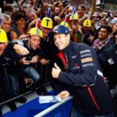 Vettel se fotografía junto a algunos aficionados en Spa-Francorchamps