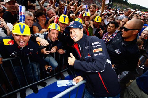 Vettel se fotografía junto a algunos aficionados en Spa-Francorchamps