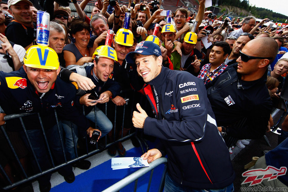 Vettel se fotografía junto a algunos aficionados en Spa-Francorchamps
