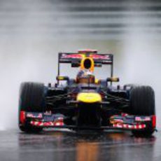 Sebastian Vettel bajo el diluvio en los libres de Bélgica