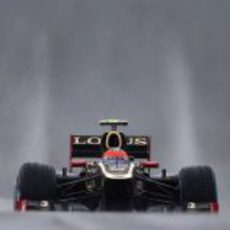 Romain Grosjean se asoma con su Lotus en Spa-Francorchamps