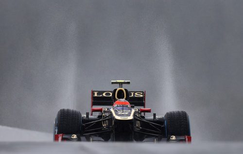Romain Grosjean se asoma con su Lotus en Spa-Francorchamps