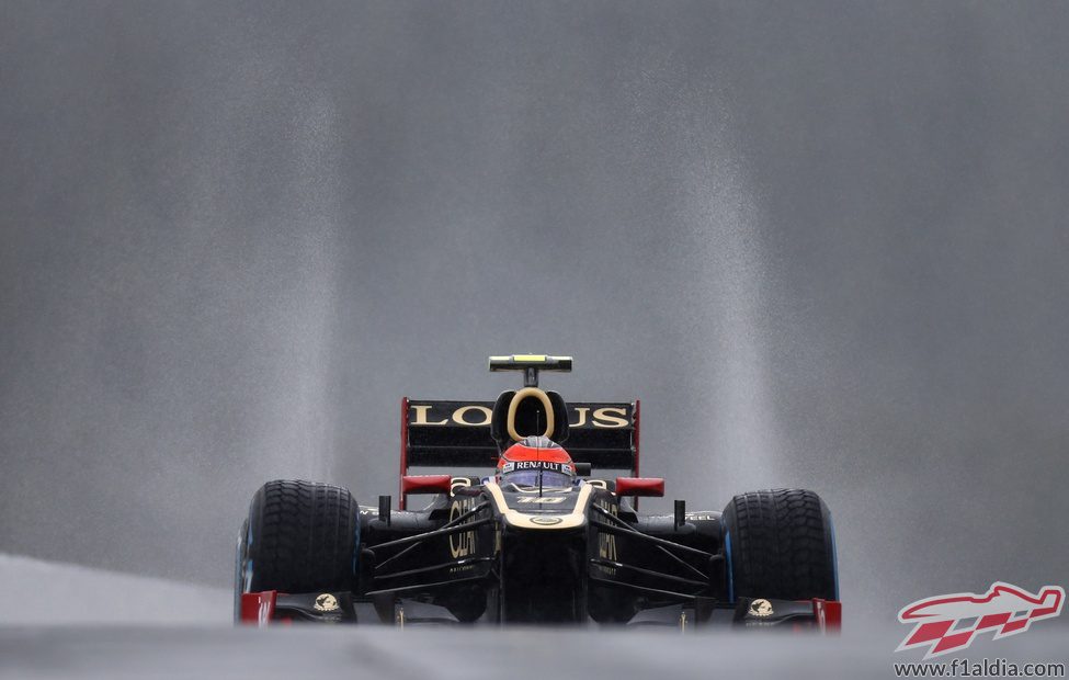 Romain Grosjean se asoma con su Lotus en Spa-Francorchamps