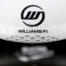 Logo de Williams F1 en el morro mojado de uno de sus monoplazas