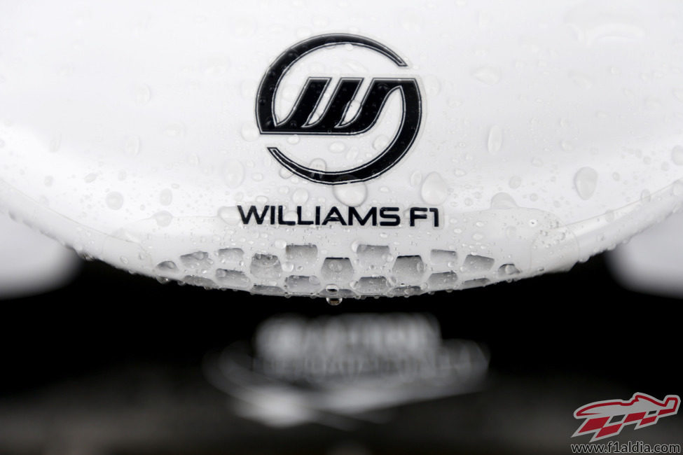 Logo de Williams F1 en el morro mojado de uno de sus monoplazas