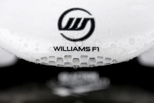 Logo de Williams F1 en el morro mojado de uno de sus monoplazas
