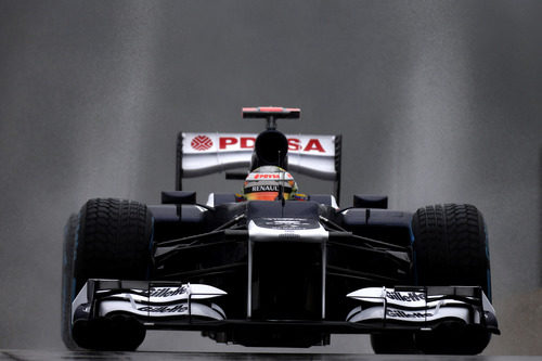 Pastor Maldonado a bordo de su Williams en un mojado Spa