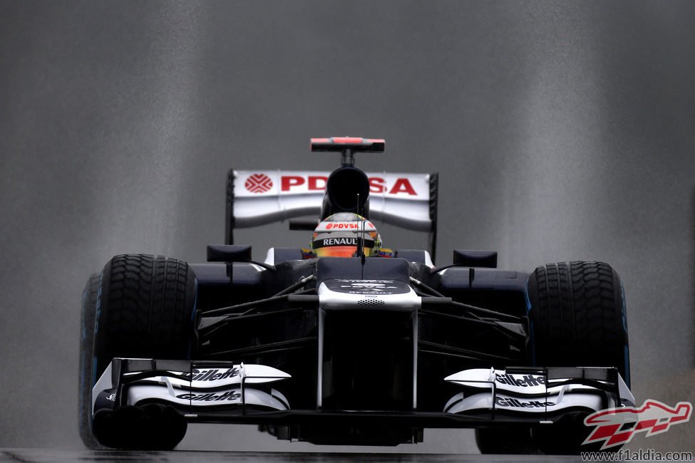 Pastor Maldonado a bordo de su Williams en un mojado Spa