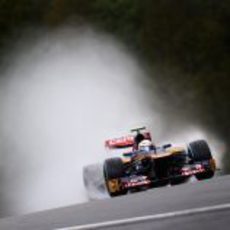 Jean-Eric Vergne rueda sobre el mojado circuito de Spa