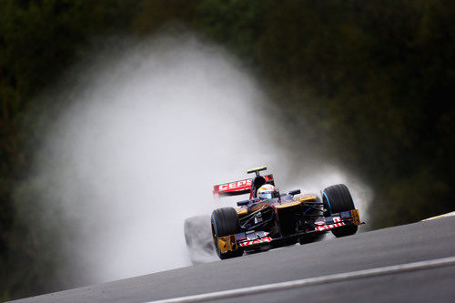 Jean-Eric Vergne rueda sobre el mojado circuito de Spa