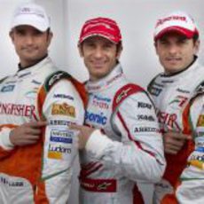 Liuzzi, Trulli y Fisichella posan ante las cámaras