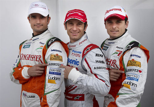 Liuzzi, Trulli y Fisichella posan ante las cámaras