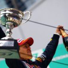 Vettel luce su trofeo