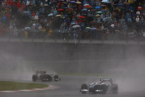 Nakajima rueda por delante de Bourdais