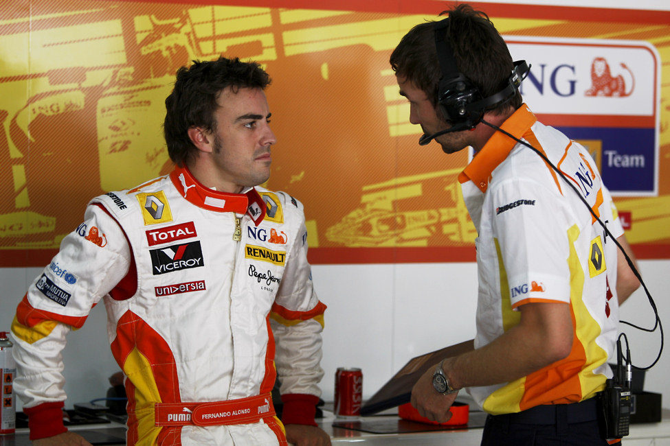 Alonso habla con un ingeniero