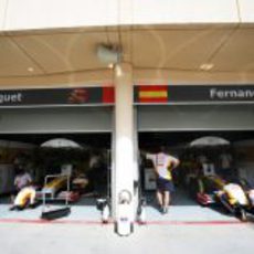 Los dos boxes de Renault