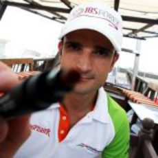 Liuzzi firma la cámara