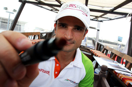 Liuzzi firma la cámara