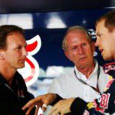 Vettel charla con Horner