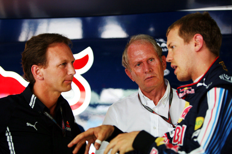 Vettel charla con Horner