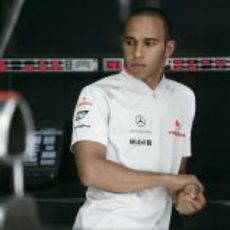 Hamilton espera en su box